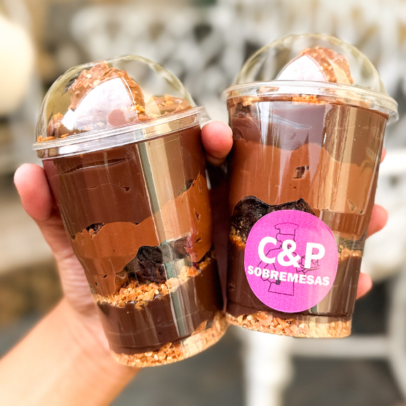 Para os amantes de copos sem fruta, esse aqui é pra você! Contém uma camada de amendoim, brigadeiro, Brownie, Nutella e finalizado com ferrero rocher!