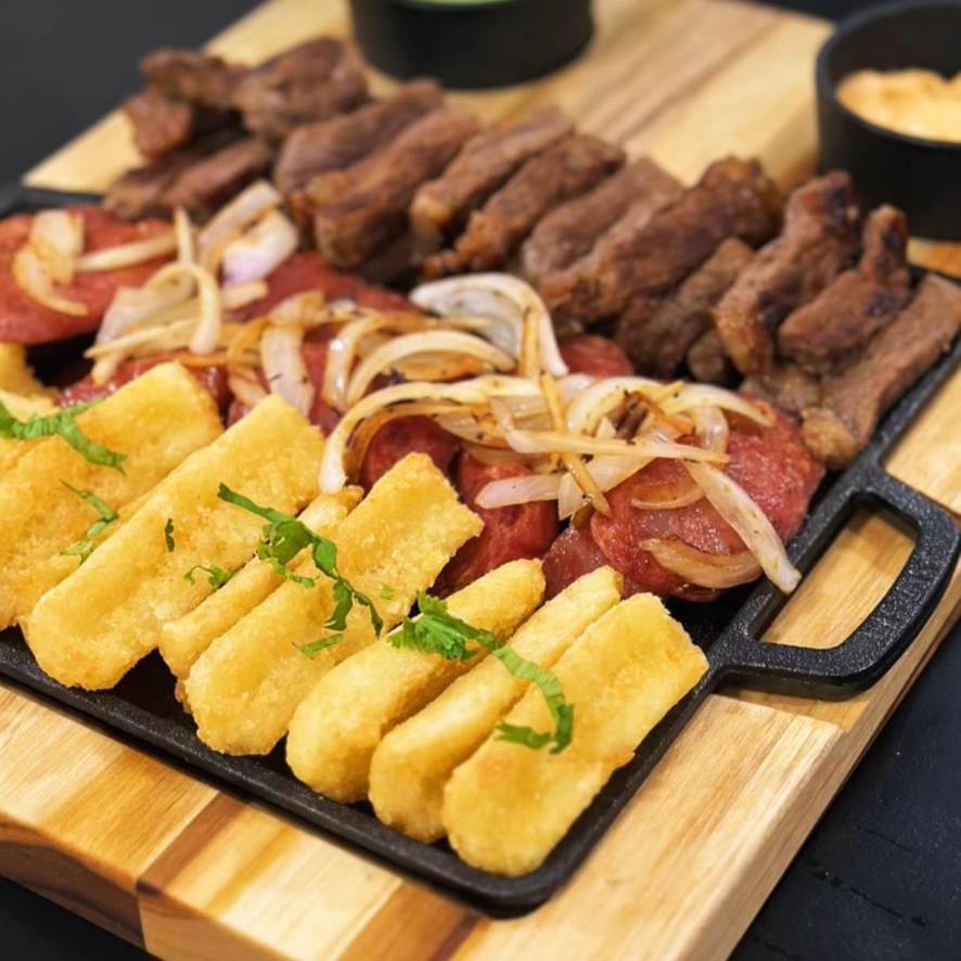 400g de contrafilé, 200g de calabresa e 200g de mandioca frita, acompanha molho especial.