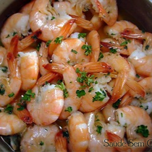 Deliciosa porção de Camarão sem casca, alho frito, azeite, sal a gosto, anjiomoto, alho de cabeça e limão. (400 gramas)