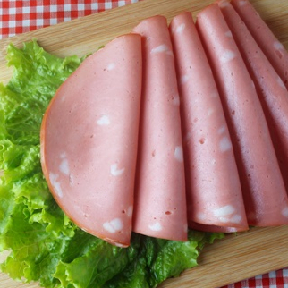 Porção com aproximadamente 100 Gramas de Mortadela Comum fatiada. *Foto Ilustrativa*. O produto é enviado em embalagem de bobina plástica para Frios.