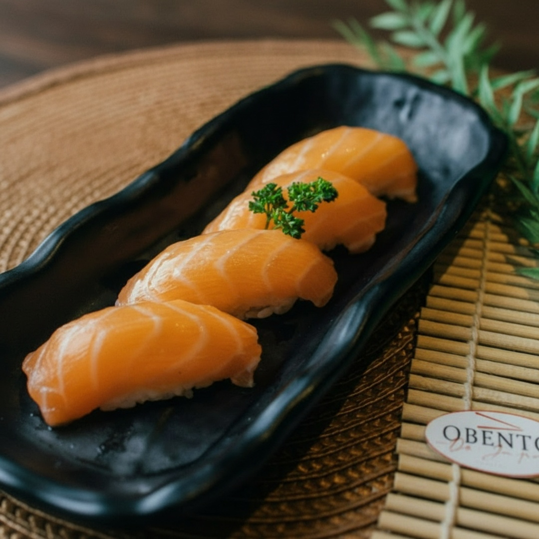 O nigiri de salmão é um tipo de sushi que consiste em uma pequena porção de arroz temperado, moldado em formato oval, e coberto com uma fatia de salmão.