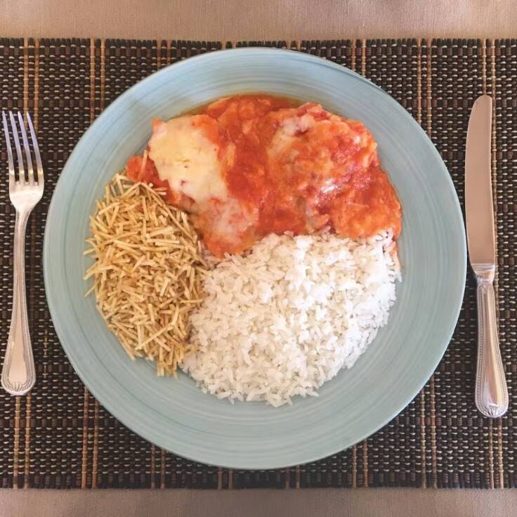 Saboreie nosso prato irresistível de frango à parmegiana.