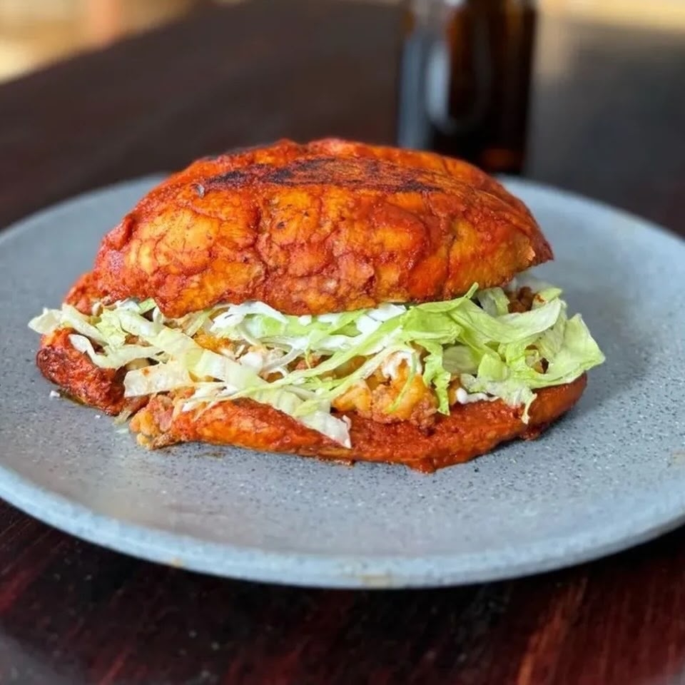 Pambazo de papa con chorizo o tinga de pollo