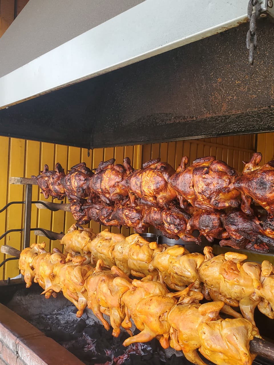 Ricos Pollos Asados al Carbón “La Curva”