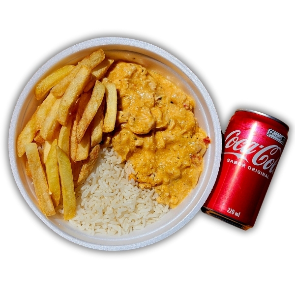 Strogonoff de frango cremoso, arroz soltinho, fritas douradas e Coca-Cola 220ml pra completar!