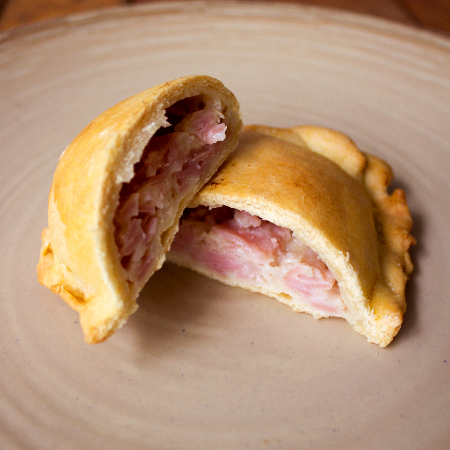 Empanada de Jamón con Queso