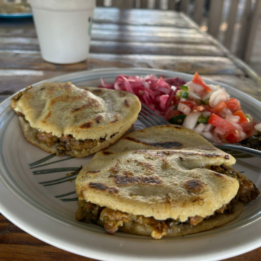GORDITA RELLENA DE CHICHARRON EN SALSA VERDE