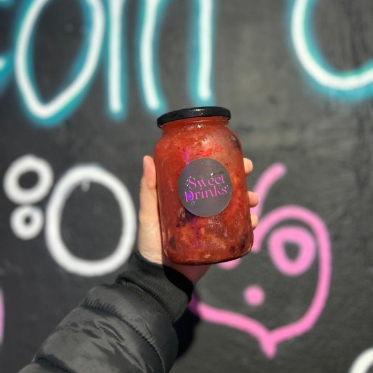 Caipirinha de morango com mirtilo com jurupinga, copo de vidro de 600ml.