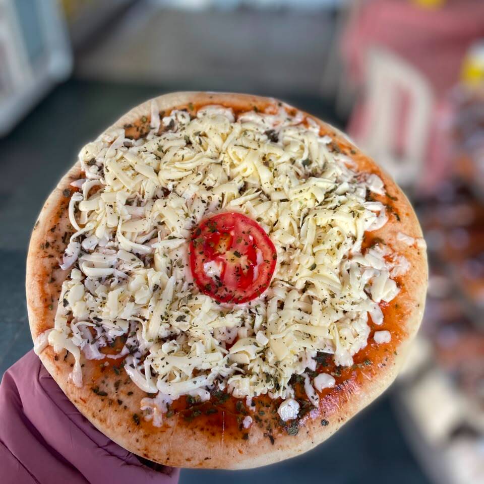 Pizza disco médio (individual) PARA ASSAR
Sabores:
-Mussarela $ 12,00 396gr
-Calabresa $ 12,00 430gr
-Bauru (mussarela e presunto) $ 12,00