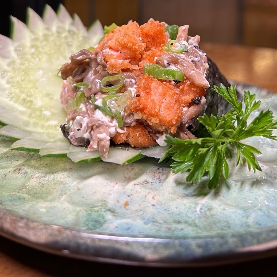 TEMAKI DE SALMÃO EMPANADO EM CUBOS COM SHIMEJI