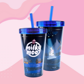 Copo de acrílico na cor azul, com canudo azul. Capacidade 600ml