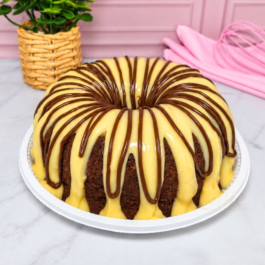 Bolo fofinho de Chocolate feito com Chocolate 50% cacau, saboroso, fofinho e delicioso. Cobertura de Brigadeiro branco e finalizado com Nutella pura. Ideal para tomar café!
Tamanho: 18cm
Serve de 6 a 8 Fatias.
Peso Aproximado: 650g