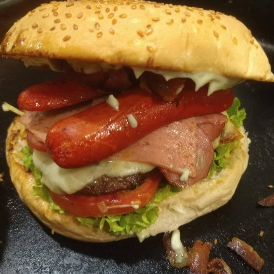 CLONE DE PÃO BOLA, HAMBURGUER, MUSSARELA, PRESUNTO, SALSICHA, SALADA, BATATA PALHA E CREME ESPECIAL