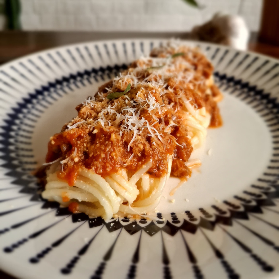 Espaguete de sêmola refogado com alho e azeite extra virgem, ao molho bolonhesa. Molho de tomate artesanal e proteina de soja
