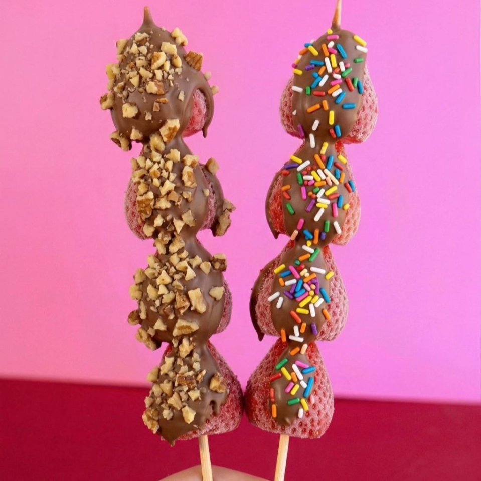 2 BANDERILLAS DE FRESAS X $58