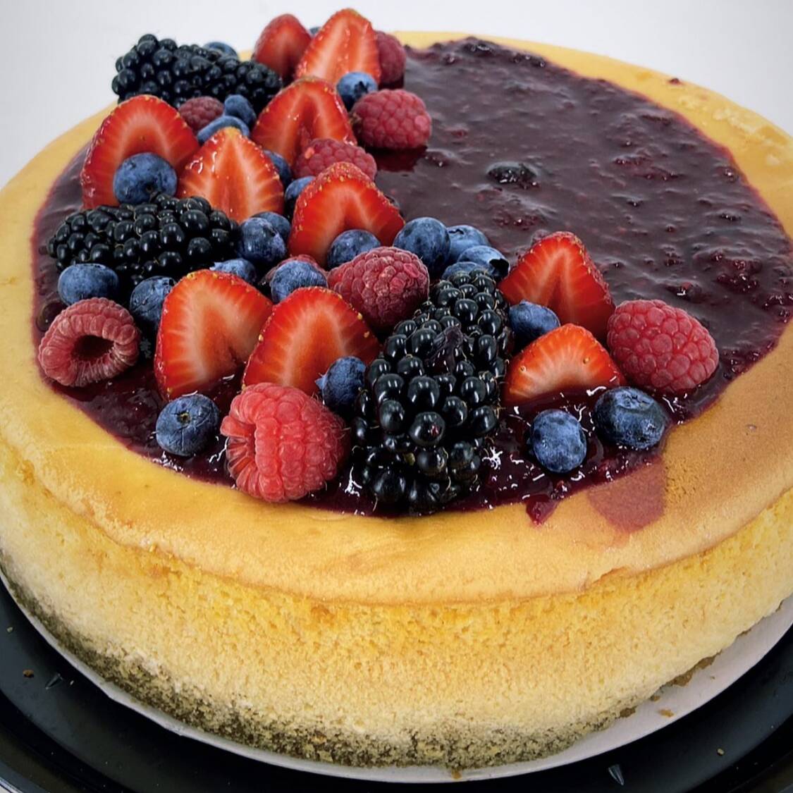 Cheesecake de limón con pulpa de frutos rojos.