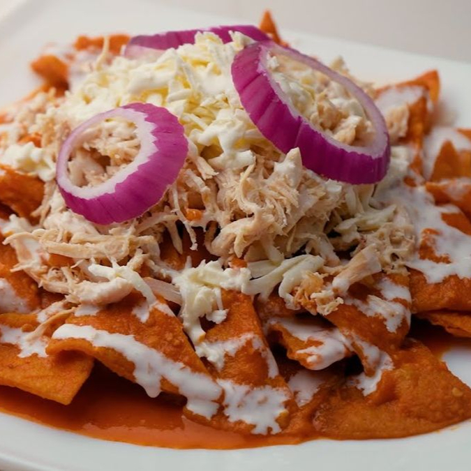 CHILAQUILES ROJOS CON POLLO