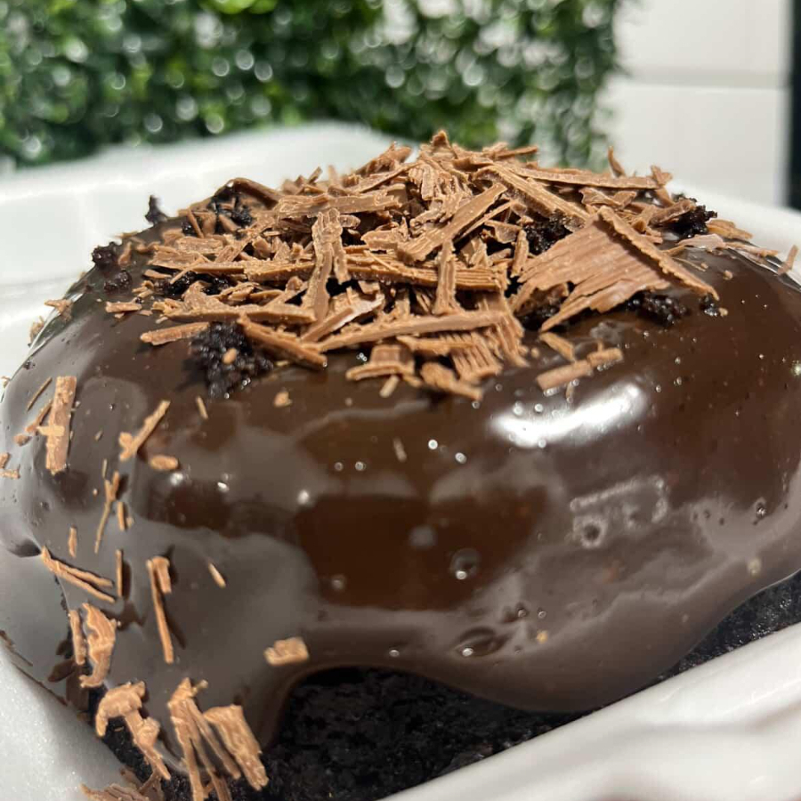 Deliciosa massa de cacau black bem molhadinha, com cobertura de ganahce ao leite, finalizada com raspas de chocolate ao leite, peso apro 500g