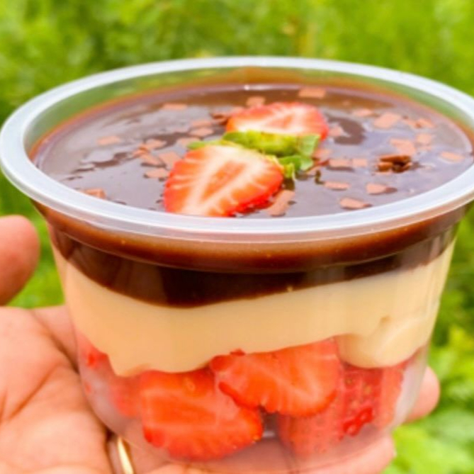 Bombom de Morango no Pote! Morango fresco com brigadeiro cremoso de ninho e chocolate. Uma explosão de sabor em cada colherada! Edição Limitada — Aproveite antes que acabe! 1 unidade. Serve 1 pessoa. Aproximadamente 300g.