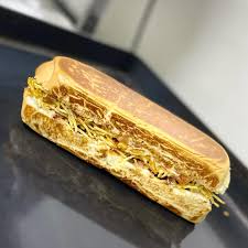 Pão, Maionese, 2 Salsicha, Purê de Batata, Bacon em cubos, Calabresa em cubos, Molho Catupiry, Molho Cheddar, Molho Barbecue, Ketchup e Batata Palha.