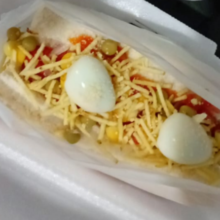 Salsicha,pão,ovo de cordorna,batata palha ,queijo ralado,tomate ,cebola ,mol