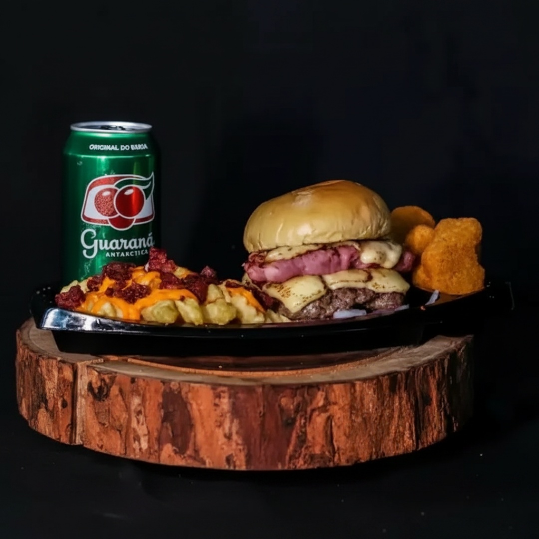 Acompanha Pão de brioche, 150 gramas de carne, 100 gramas de linguiça suina, queijo coalho, alface americano, cebola roxa. Batata turbinada, refri de 350 ml.