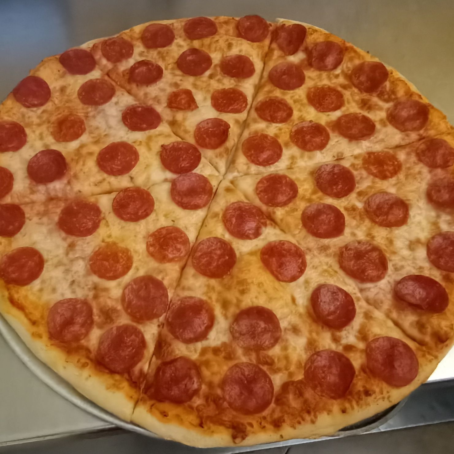 PIZZA FAMILIAR Pepperoni 16" (16 REVANADAS)