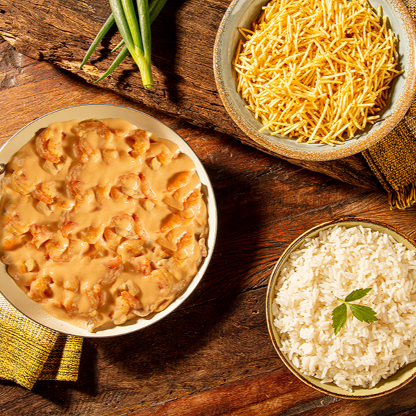 Saboreie 700g (porção do item strogonoff) do nosso tradicional Santo Strogonoff de Camarão. Acompanha arroz branco, batata palha ou purê de batatas. (Serve até 3 pessoas)
(Os ingredientes do strogonoff não podem ser alterados e/ou retirados)