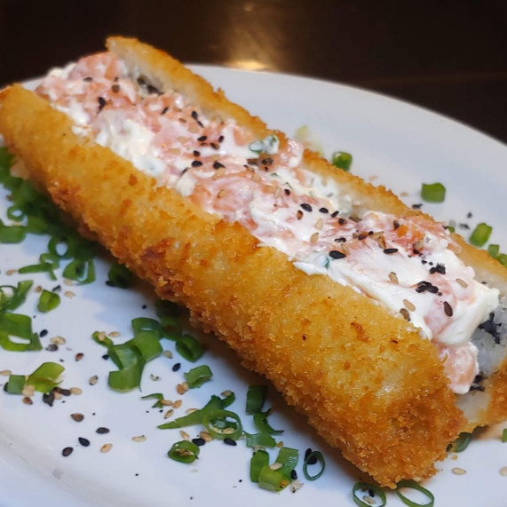 Base frita com recheio de salmão nixado no creme cheese.