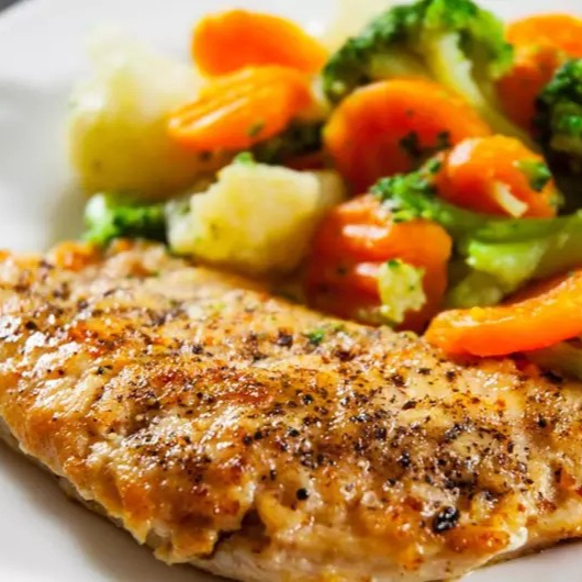 Filé de frango grelhado com tempero caseiro, arroz integral soltinho, legumes cozidos no vapor e salada fresca. Uma refeição leve, balanceada e cheia de sabor — ideal para quem busca bem-estar sem abrir mão do gostinho de comida feita com carinho.