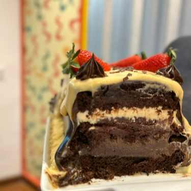 Massa de cacau 50% recheada com dois cremes: o irresistível creme de Ninho e o maravilhoso creme de chocolate. Delícia em cada pedaço!