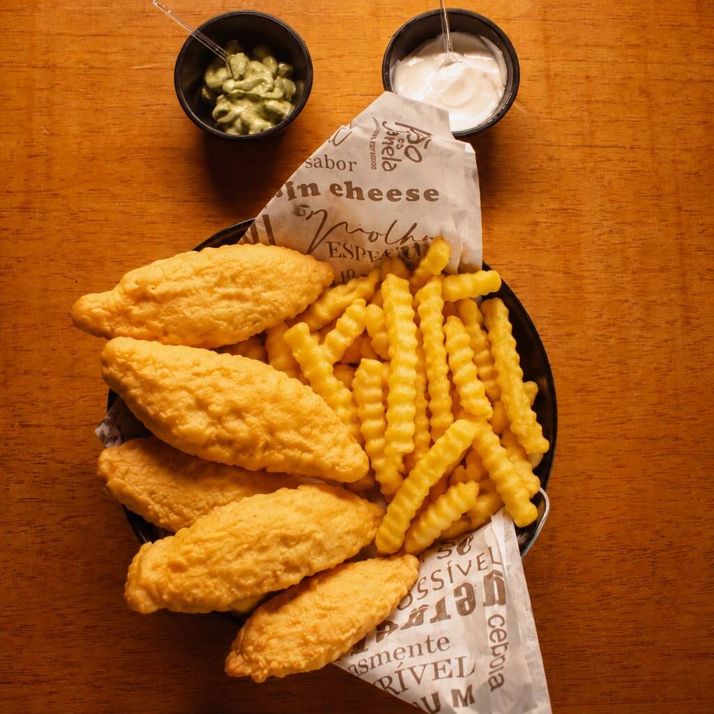 Tilápia empanadas com fritas.