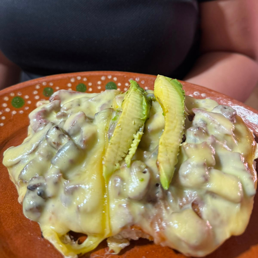 MOLLETE DE FRIJOLES PUERCOS CON QUESO