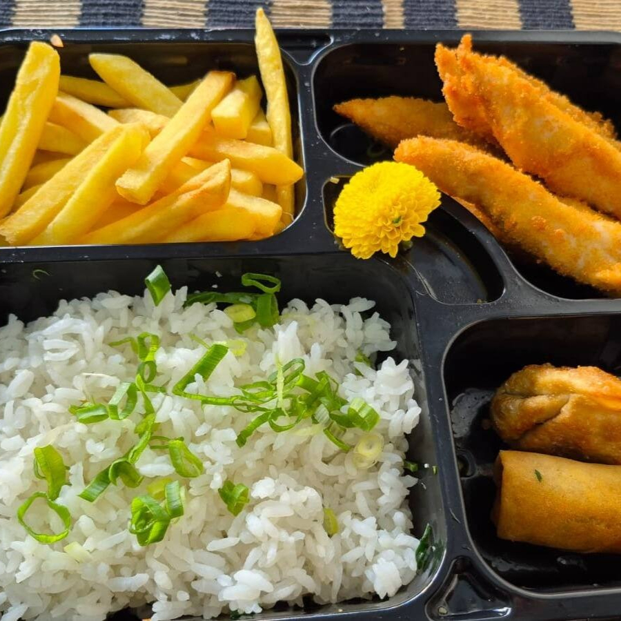 Tilapia empanada( 6 Unidades) 1 porçao de Gohan(arroz japones) 1 porçao de batata frita 1 Guioza 1 harumaki de queijo