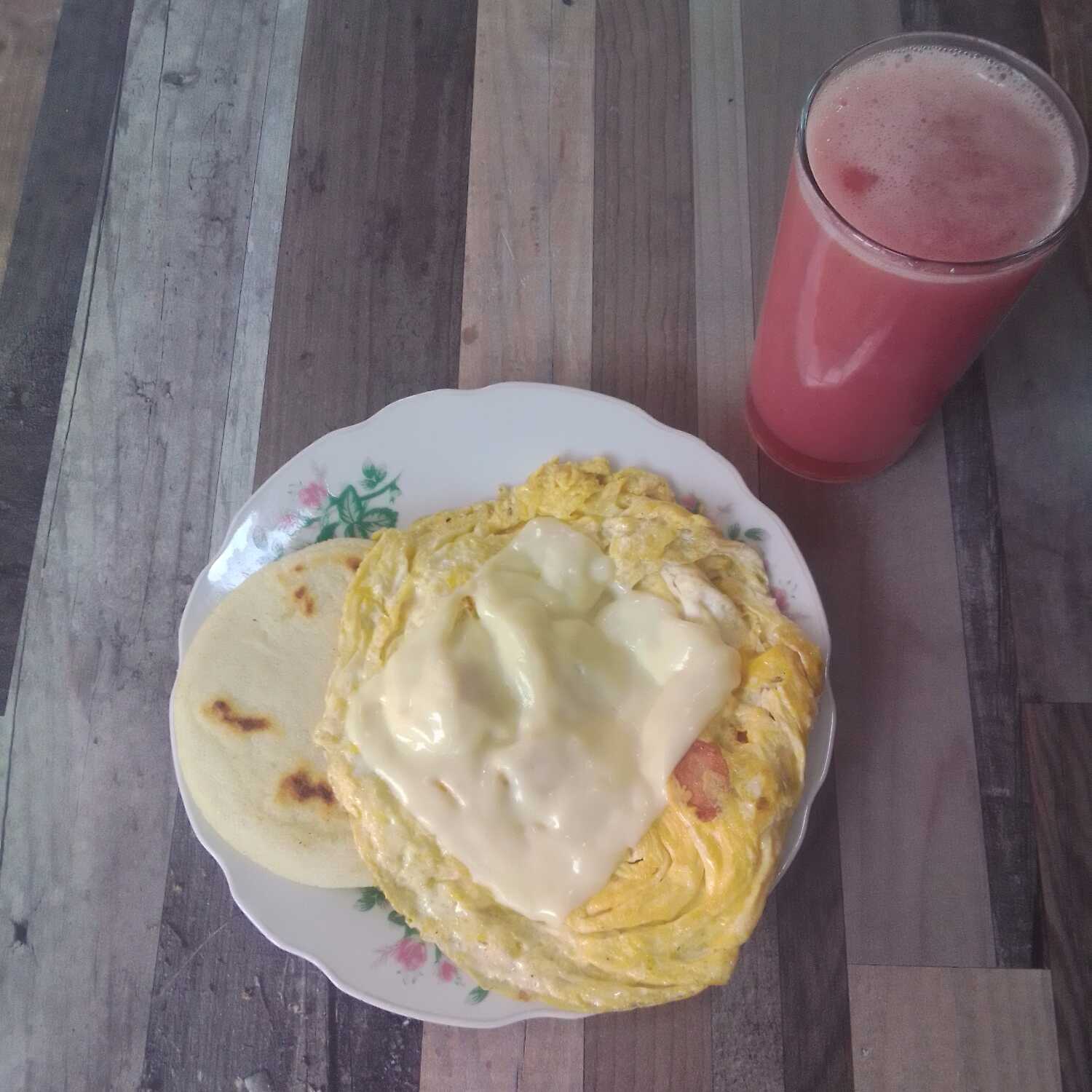 Combo de Arepa, Huevos Rancheros y Jugo de Naranja