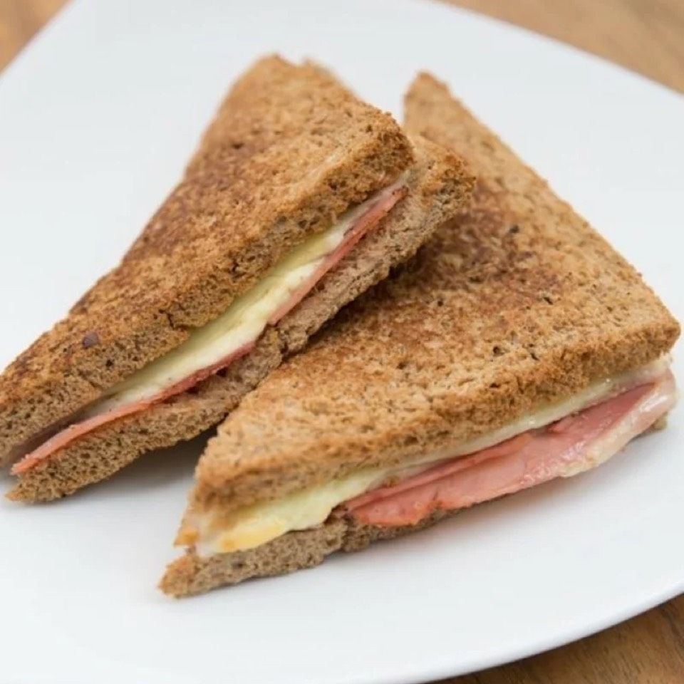 Sandwich Pan Integral con Jamon y Queso Sencillo