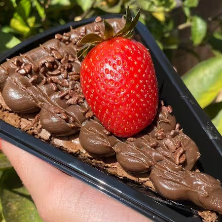 Brigadeiro 50% Brigaduco, Granulado Chocolate Belga Dark Monalisa Flakes, Morango Fresco, Brownie Brigaduco. Aprox. 185g