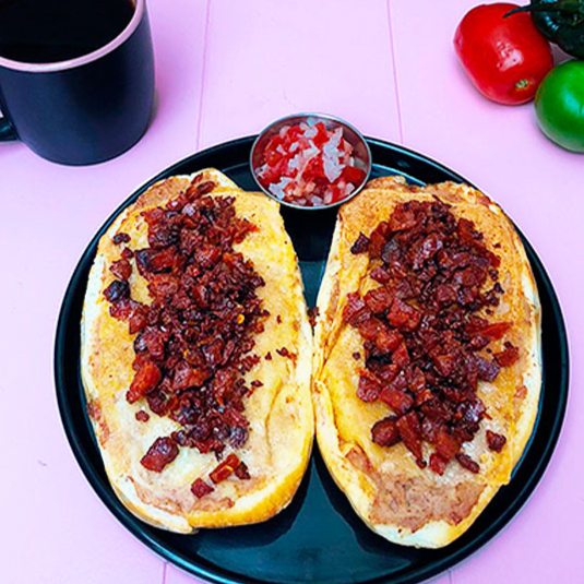 Molletes con Chorizo