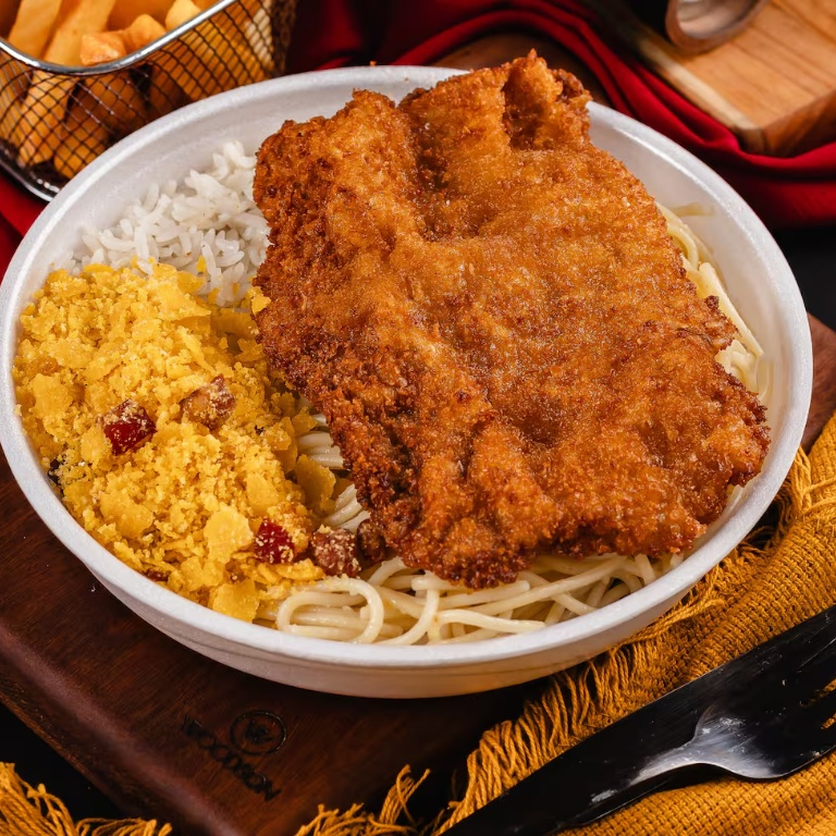 Arroz soltinho, feijão bem temperado, macarrão alho e óleo, farofa crocante, fritas crocantes e um bife à milanesa douradinho.