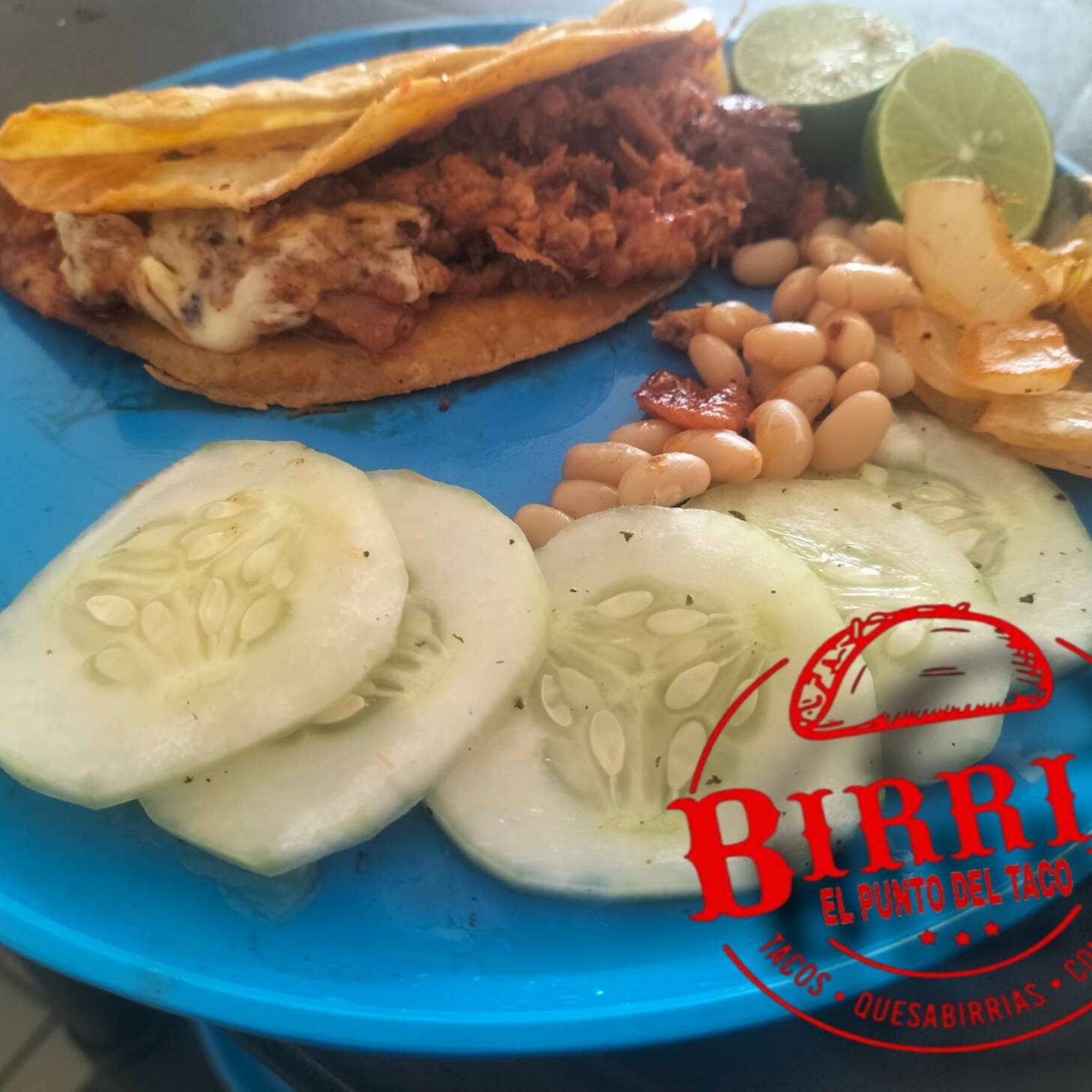 QUESADILLA DE CHICHARRON PRENSADO EN SALSA ROJA