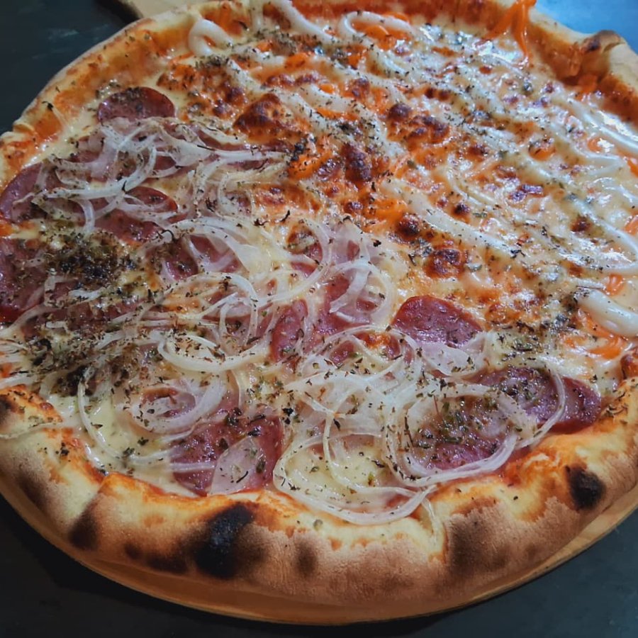 pizza de massa profissional fina,com molho caseiro de tomates ,mussarela , calabresa , creme tipo cheddar e creme tipo catupiry cebola azeitonas e oregano