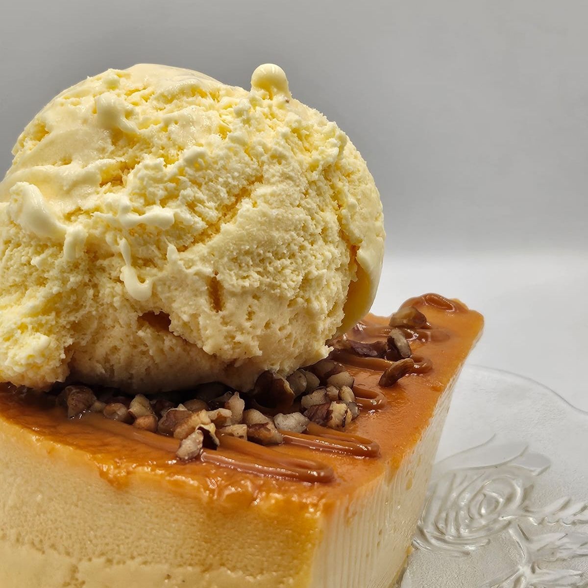 Rebanada de flan con helado