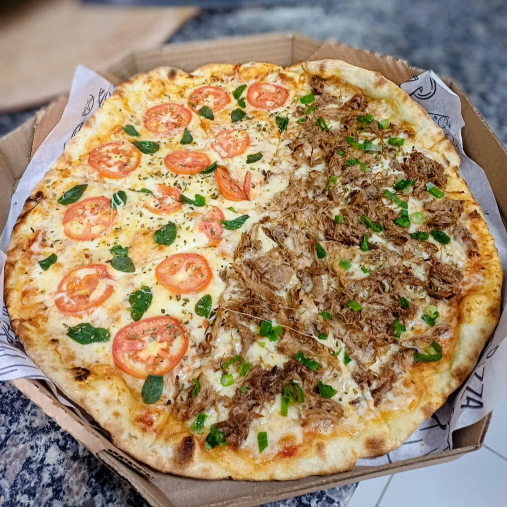 Uma combinação completa e irresistível para quem ama sabores intensos! Metade À Moda Bonni, preparada com molho de tomate especial, muçarela, presunto, calabresa defumada, bacon crocante, ovos, cebola e orégano — uma explosão de ingredientes em cada fatia. Metade Frango com Catupiry, com frango desfiado e temperado com especiarias, coberto pelo legítimo Catupiry cremoso, garantindo suavidade e muito sabor. A escolha perfeita para quem quer variedade, cremosidade e aquele toque especial em uma só pizza.