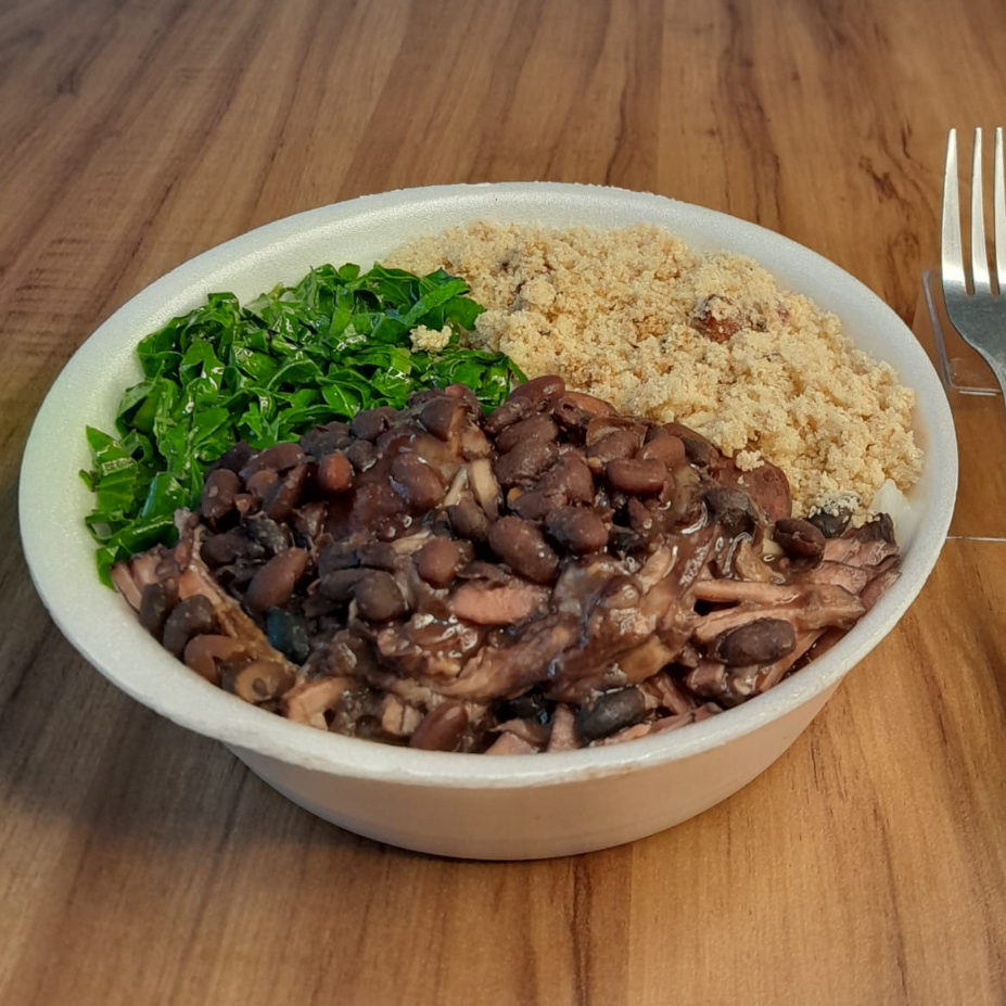 Arroz branco soltinho, feijão caseiro temperado, couve e farofa.