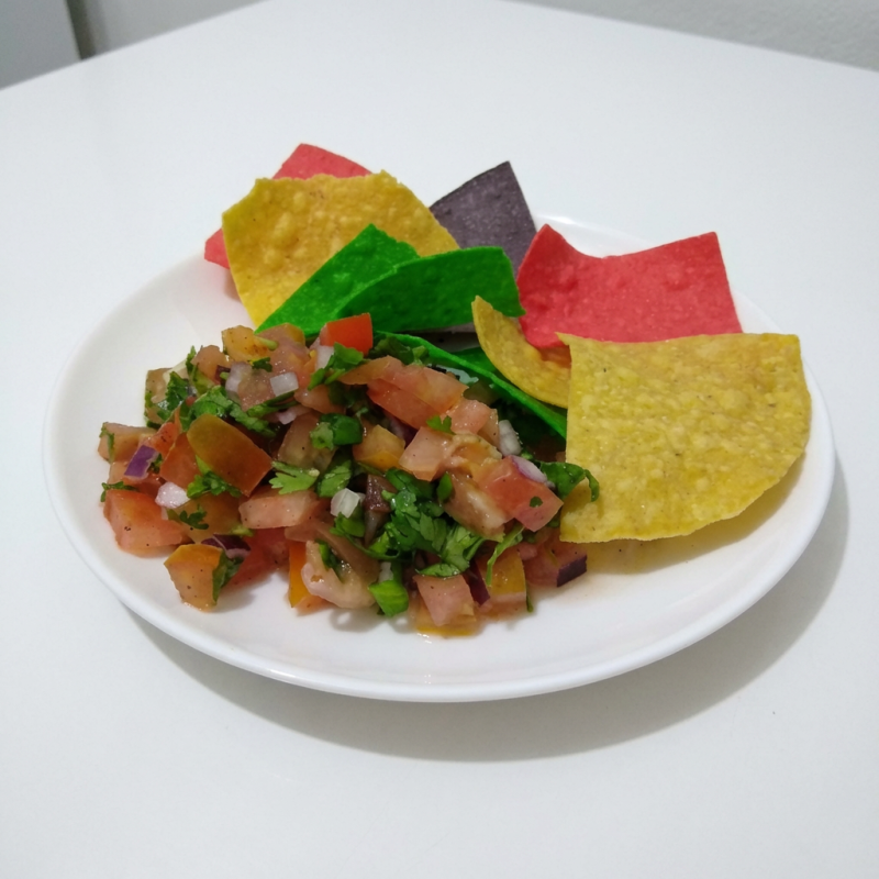 Tomate, cebola roxa e branca, coentro, limão. Acompanha porção de nachos coloridos. Peso médio 80grs Sem Pimenta Para adicionar pimenta escolher no campo complementos