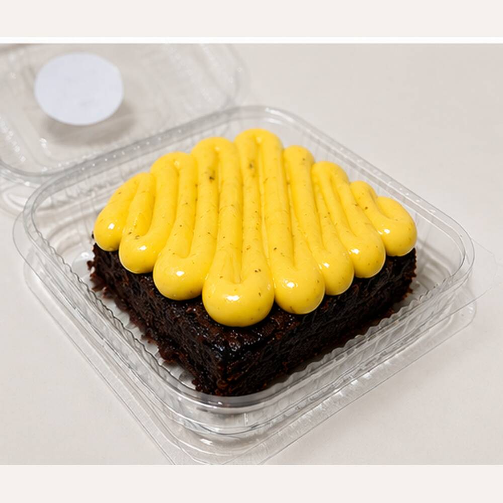 Brownie macio de chocolate 50%, coberto com brigadeiro cremoso de Maracujá.