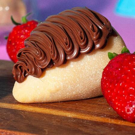 Coxinha de Ninho com morango e Nutella.