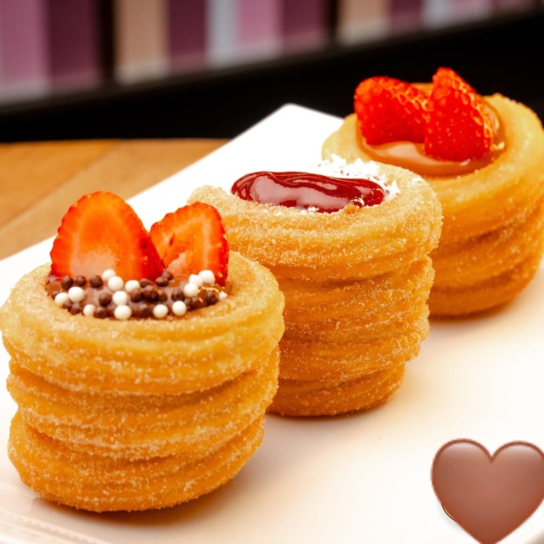 4 unidades da nossa querida cestinha de churros produzida com uma massa fininha e crocante e bem recheada por dentro 60 g de recheio da sua preferência em cada cestinha. +30g de confeito.