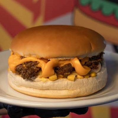 Maionese, tomate, alface, milho, cheddar, queijo e filé de frango