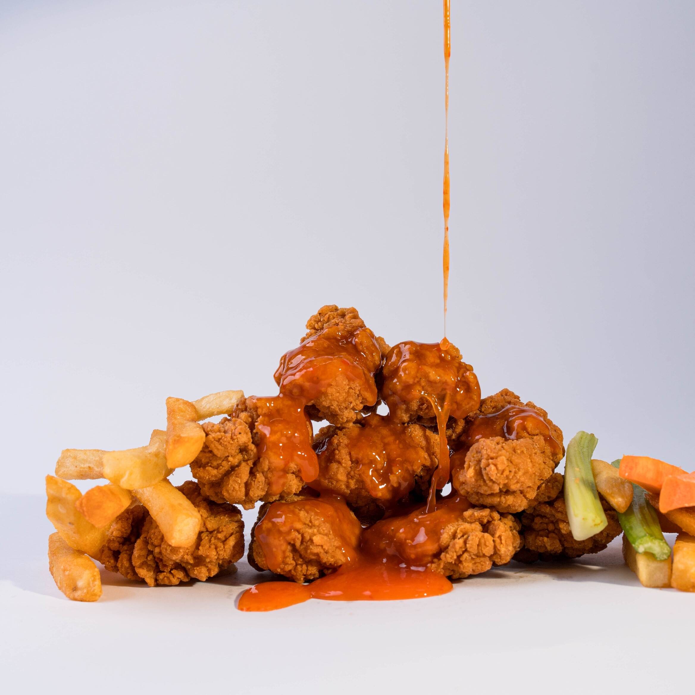 32 piezas de boneless con papa 5 salsas a elegir